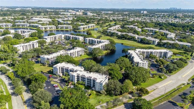 9340 Lagoon Pl 110, Davie, FL 33324