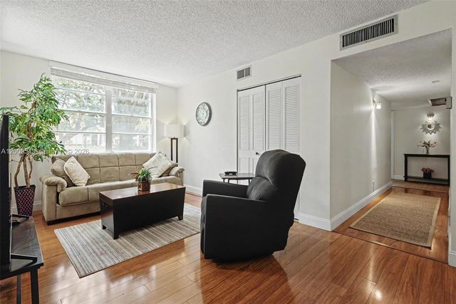 9340 Lagoon Pl 110, Davie, FL 33324