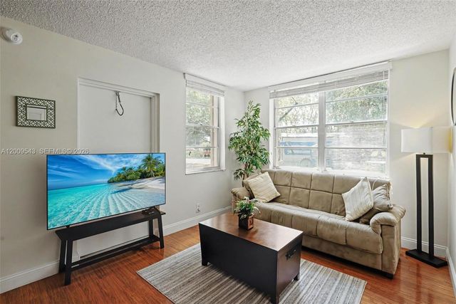 9340 Lagoon Pl 110, Davie, FL 33324