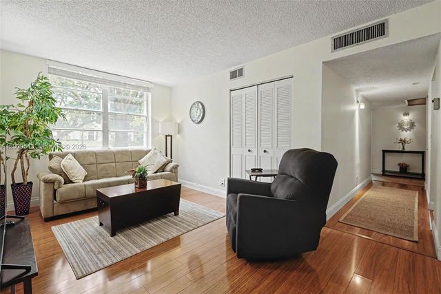 9340 Lagoon Pl 110, Davie, FL 33324