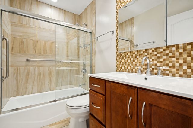 8455 N Chester Avenue, Niles, IL 60714