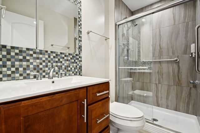 8455 N Chester Avenue, Niles, IL 60714