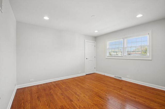 8455 N Chester Avenue, Niles, IL 60714