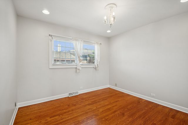 8455 N Chester Avenue, Niles, IL 60714