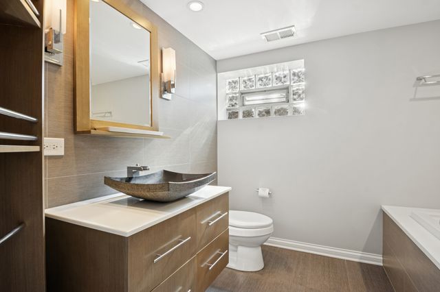 8455 N Chester Avenue, Niles, IL 60714