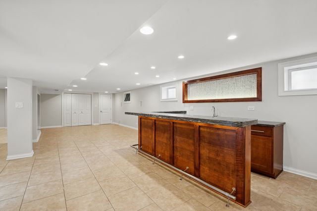 8455 N Chester Avenue, Niles, IL 60714