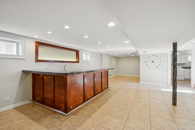 8455 N Chester Avenue, Niles, IL 60714