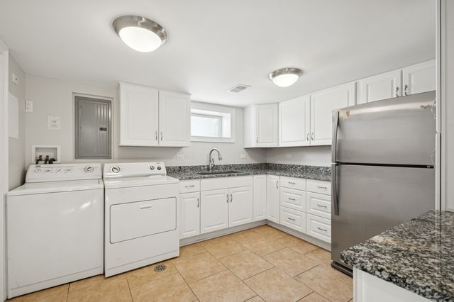 8455 N Chester Avenue, Niles, IL 60714