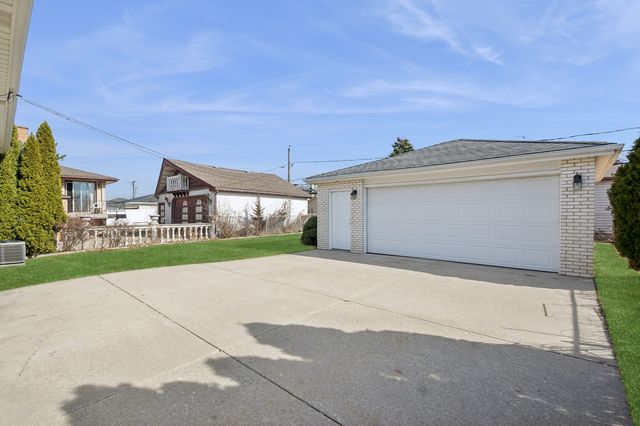 8455 N Chester Avenue, Niles, IL 60714