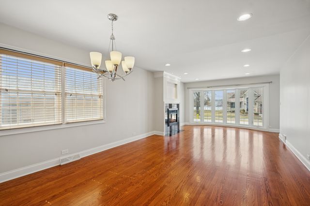 8455 N Chester Avenue, Niles, IL 60714