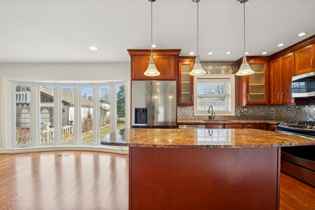 8455 N Chester Avenue, Niles, IL 60714