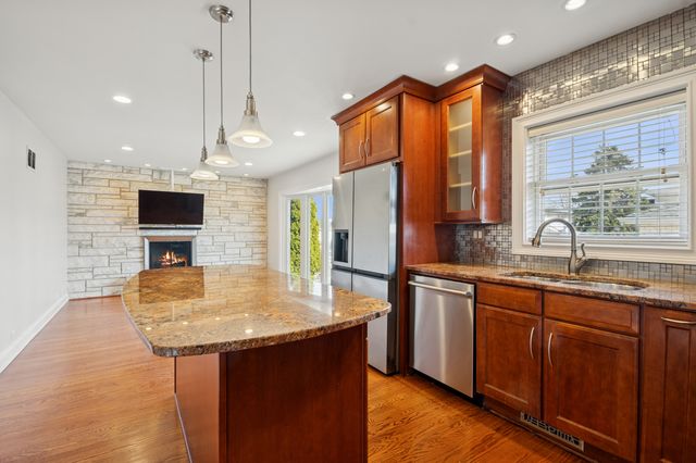 8455 N Chester Avenue, Niles, IL 60714