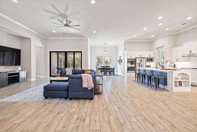 805 Gipper LN, Leander, TX 78641