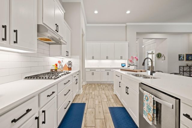 805 Gipper LN, Leander, TX 78641