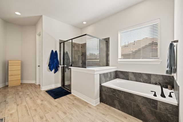 805 Gipper LN, Leander, TX 78641