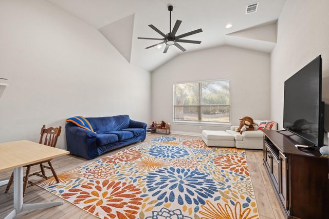 805 Gipper LN, Leander, TX 78641