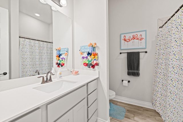 805 Gipper LN, Leander, TX 78641