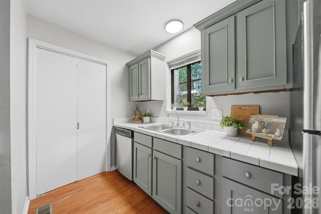 1420 11th Street Drive NW 23, Hickory, NC 28601