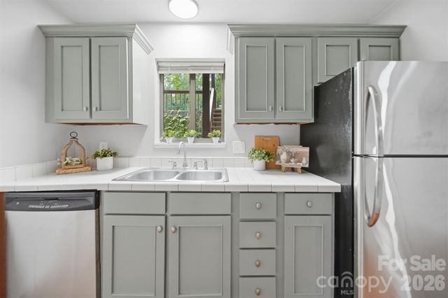 1420 11th Street Drive NW 23, Hickory, NC 28601