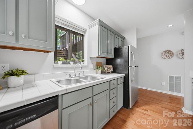 1420 11th Street Drive NW 23, Hickory, NC 28601