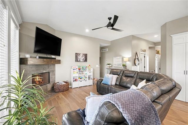 19935 W 221st Street, Spring Hill, KS 66083