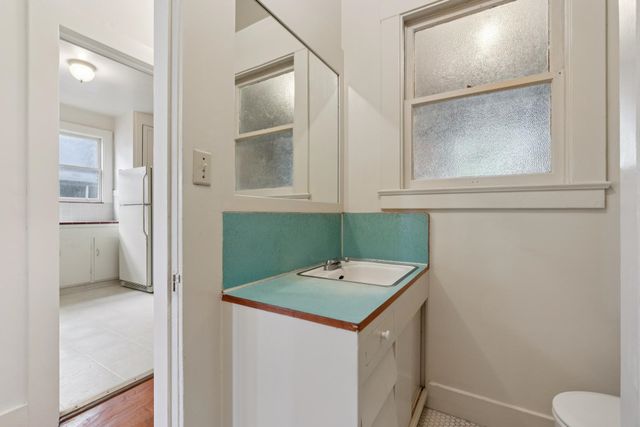 832 Walker, Oakland, CA 94610