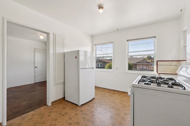 832 Walker, Oakland, CA 94610