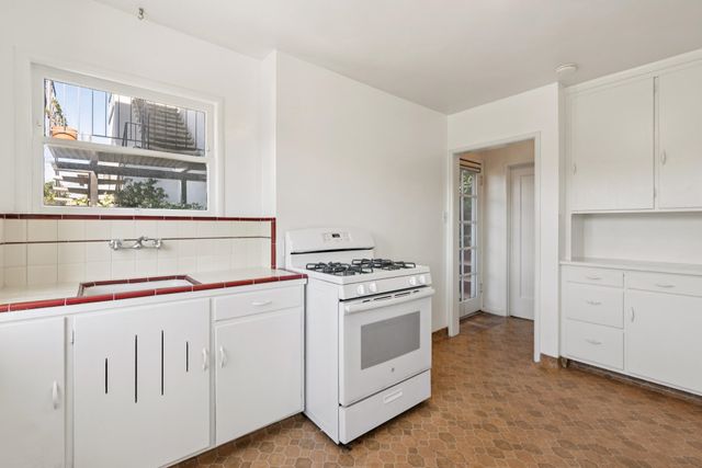 832 Walker, Oakland, CA 94610