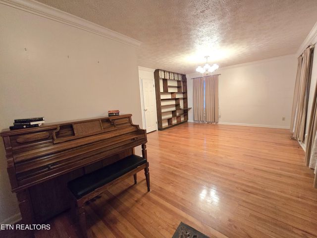 1203 Winchester Ave, Middlesboro, KY 40965