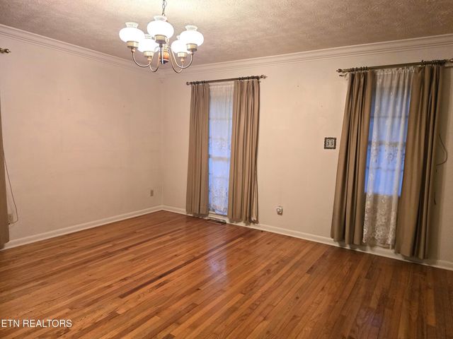 1203 Winchester Ave, Middlesboro, KY 40965