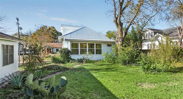 208 N Rusk Street, Fayetteville, TX 78940