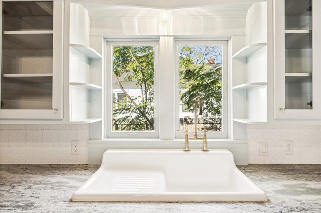 208 N Rusk Street, Fayetteville, TX 78940