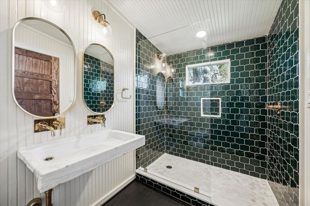 208 N Rusk Street, Fayetteville, TX 78940