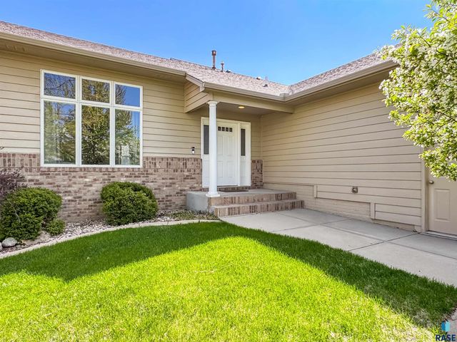 3144 S Newcastle Ct Court, Sioux Falls, SD 57110