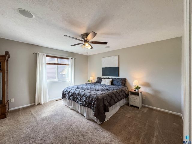 3144 S Newcastle Ct Court, Sioux Falls, SD 57110
