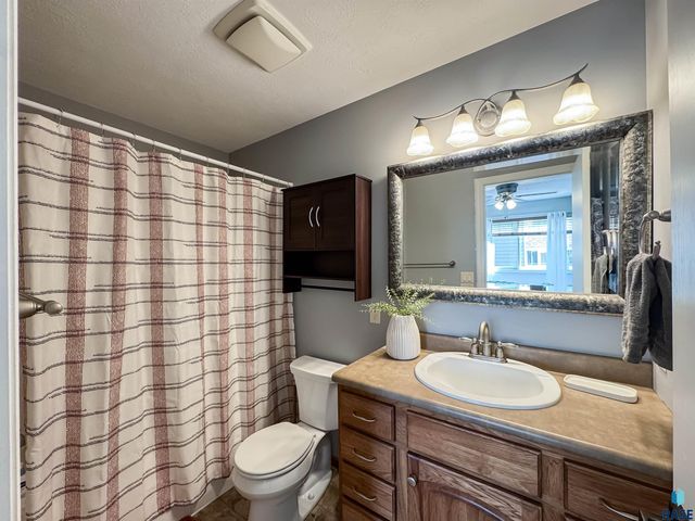 3144 S Newcastle Ct Court, Sioux Falls, SD 57110