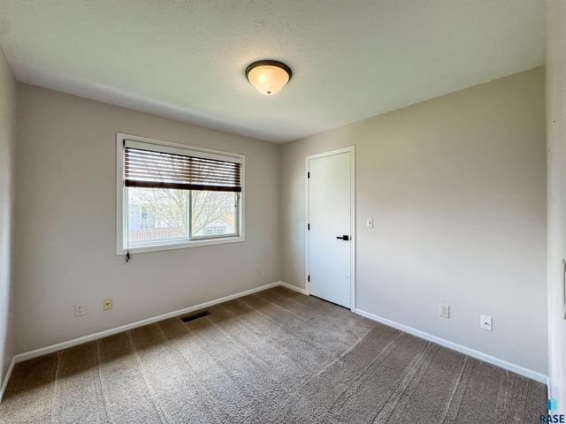 3144 S Newcastle Ct Court, Sioux Falls, SD 57110