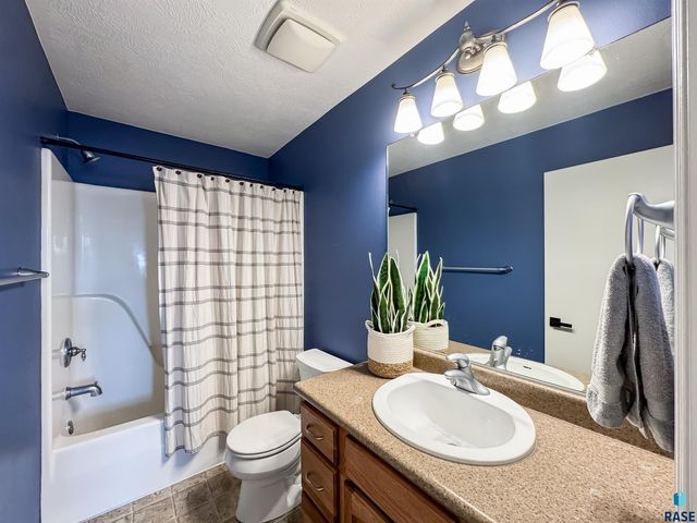 3144 S Newcastle Ct Court, Sioux Falls, SD 57110