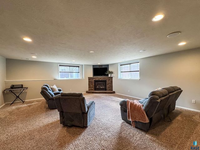 3144 S Newcastle Ct Court, Sioux Falls, SD 57110