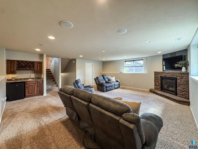 3144 S Newcastle Ct Court, Sioux Falls, SD 57110