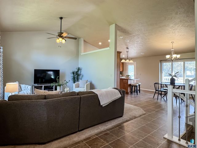 3144 S Newcastle Ct Court, Sioux Falls, SD 57110