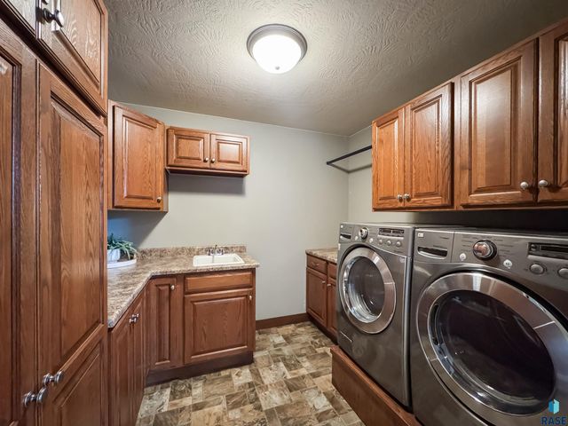 3144 S Newcastle Ct Court, Sioux Falls, SD 57110