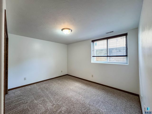 3144 S Newcastle Ct Court, Sioux Falls, SD 57110