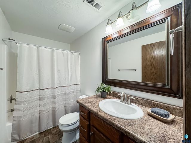 3144 S Newcastle Ct Court, Sioux Falls, SD 57110