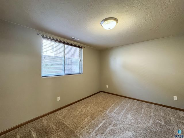 3144 S Newcastle Ct Court, Sioux Falls, SD 57110