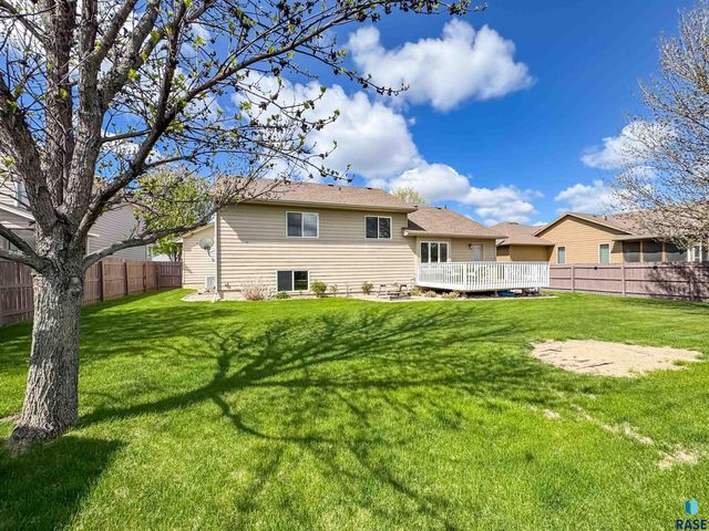 3144 S Newcastle Ct Court, Sioux Falls, SD 57110
