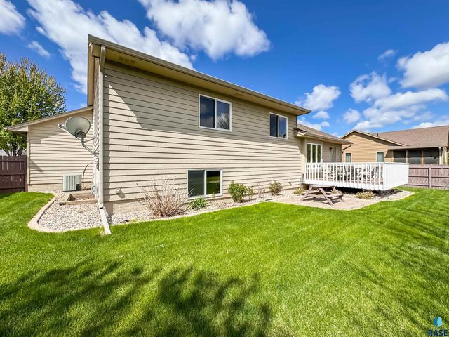 3144 S Newcastle Ct Court, Sioux Falls, SD 57110