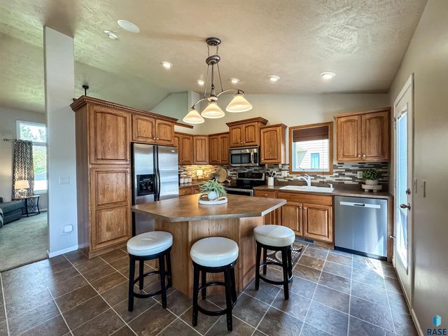 3144 S Newcastle Ct Court, Sioux Falls, SD 57110