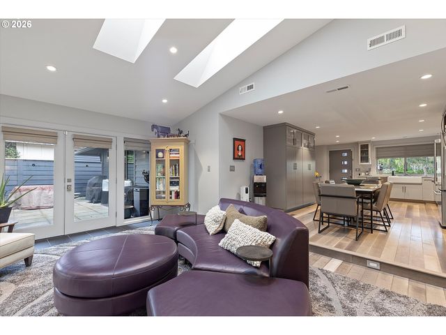 240 GREENRIDGE Dr, Lake Oswego, OR 97035