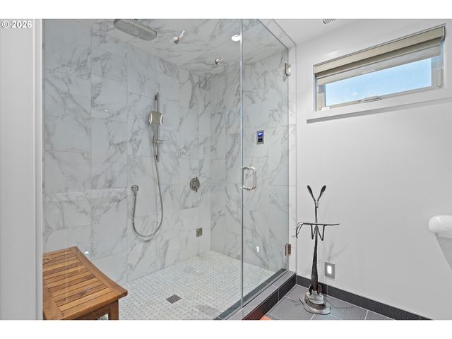 240 GREENRIDGE Dr, Lake Oswego, OR 97035